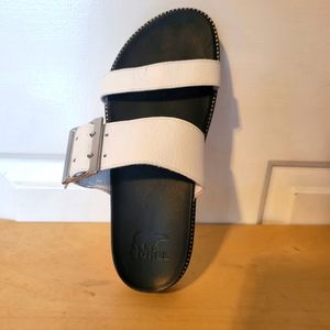 Womans Sorel flip flops